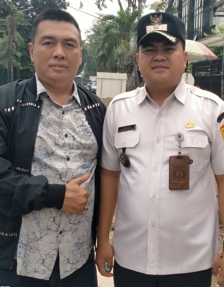 Lurah Bungur Tindaklanjuti Laporan Warga, Bangunan di Atas Saluran Air Dibongkar
