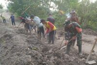 Wujudkan Lingkungan Nyaman, Babinsa Bumiayu dan Warga Kompak Bersihkan Jalan Dusun