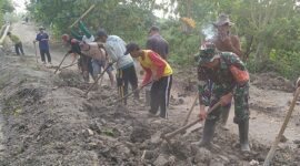 Wujudkan Lingkungan Nyaman, Babinsa Bumiayu dan Warga Kompak Bersihkan Jalan Dusun