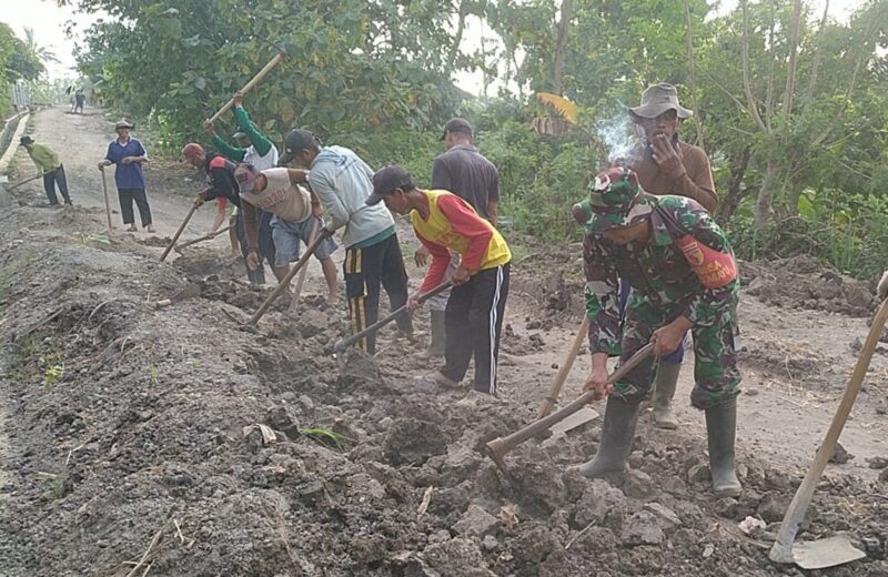 Wujudkan Lingkungan Nyaman, Babinsa Bumiayu dan Warga Kompak Bersihkan Jalan Dusun