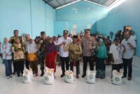 Bersama Forkopimda, Bupati Tulungagung Bagikan Beras kepada Warga Kurang Mampu