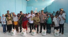 Bersama Forkopimda, Bupati Tulungagung Bagikan Beras kepada Warga Kurang Mampu