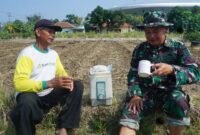 Momen Sederhana, Kedekatan Luar Biasa: Satgas TMMD dan Warga Karangasem Berbagi Tawa
