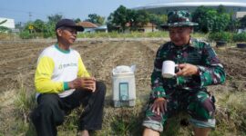 Momen Sederhana, Kedekatan Luar Biasa: Satgas TMMD dan Warga Karangasem Berbagi Tawa