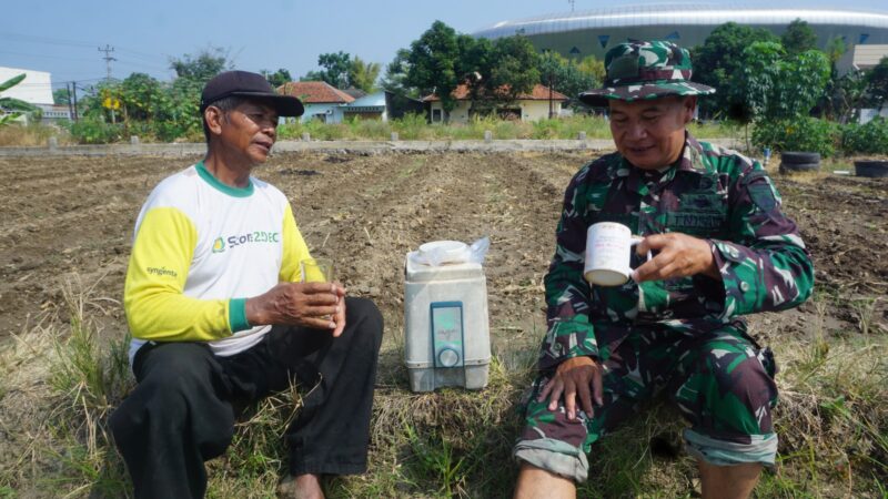 Momen Sederhana, Kedekatan Luar Biasa: Satgas TMMD dan Warga Karangasem Berbagi Tawa