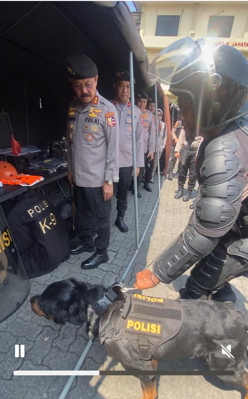 Rombongan yang terdiri dari Kakor Sabhara Baharam Polri Irjen Pol Drs. M. H. Ritonga, didampingi oleh M.Si, Brigjen Pol. Dr. Mokhamad Ngajib, S.I.K., M.H., Kombes Pol Dodi Rahmawan, S.I.K., M.H., Kombes Pol. Daru Cahyono S.I.K., dan AKBP Hendrik Purwonio S.H.
