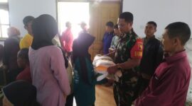 Bersama Rakyat, TNI Kawal Bansos Beras untuk Warga Dompyong
