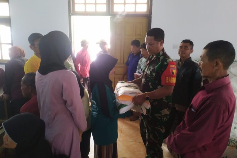 Bersama Rakyat, TNI Kawal Bansos Beras untuk Warga Dompyong
