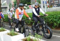 Wali Kota Jakarta Pusat Arifin bersama Ketua DPRD DKI Jakarta Khoirudin mengayuh sepeda menyusuri jalur-jalur hijau ibu kota