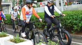Wali Kota Jakarta Pusat Arifin bersama Ketua DPRD DKI Jakarta Khoirudin mengayuh sepeda menyusuri jalur-jalur hijau ibu kota