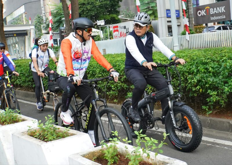Wali Kota Jakarta Pusat Arifin bersama Ketua DPRD DKI Jakarta Khoirudin mengayuh sepeda menyusuri jalur-jalur hijau ibu kota