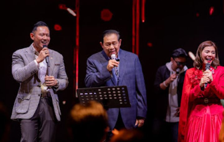 Foto: SBY dan AHY bersama Merry Riana saat Bernyanyi. (Dok-Istimewa)