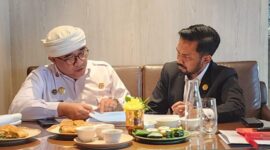 Foto: Kanjeng Gusti Sultan Sepuh Pangeran Kuda Putih Syarif Maulana Pangeran Heru Rusyamsi Arianatareja-Kiri. (Dok-Istimewa)