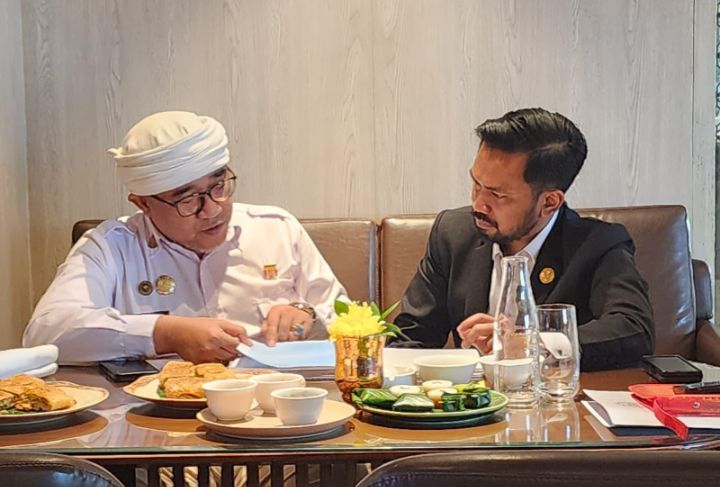 Foto: Kanjeng Gusti Sultan Sepuh Pangeran Kuda Putih Syarif Maulana Pangeran Heru Rusyamsi Arianatareja-Kiri. (Dok-Istimewa)