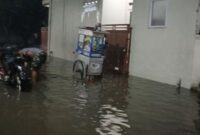 Foto: Sebagian Rumah di Perumahan Griya Asri Taman Mini Terendam Banjir Sejak Minggu sore, (6/7/2024). (Dok-Istimewa)