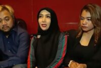 Foto: Artis dan publik figur Nyai Roro Fitria menggelar konferensi pers pada Rabu (9/7/2025) bersama tim kuasa hukumnya Sjarfi, Dilantik & Partners Law Firm. (Dok-Istimewa)