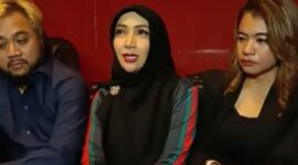 Foto: Artis dan publik figur Nyai Roro Fitria menggelar konferensi pers pada Rabu (9/7/2025) bersama tim kuasa hukumnya Sjarfi, Dilantik & Partners Law Firm. (Dok-Istimewa)