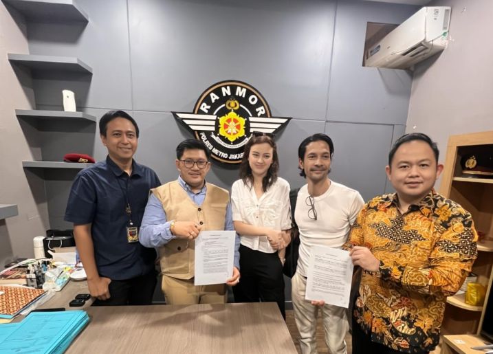 Foto: Kimberly Ryder dan Edward Akbar Didampingi Kuasa Hukum Masing-masing saat Mediasi di Polres Jakarta Selatan, Jumat (11/7/2025). (Dok-Istimewa)