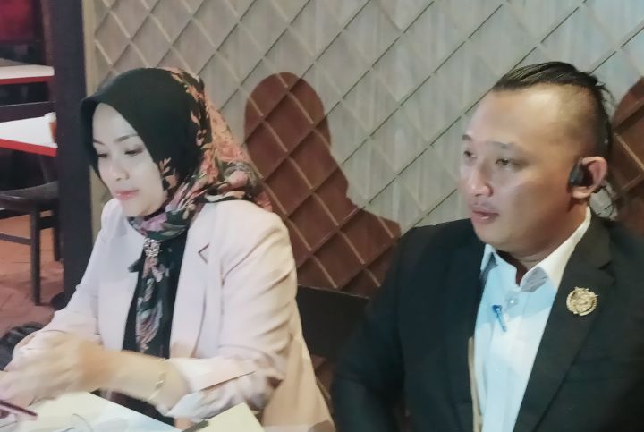 Foto: Dr. Lita Gading bersama Kuasa Hukum Syamsul Jahidin. (Dok-Istimewa)