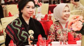 Foto: Lusiana Ng, Wakil Bendahara Umum PSMTI - Pusat dan Bendahara Perwanti PSMTI bersama Ketua Dharma Wanita Persatuan Kantor Staf Presiden (KSP) Annies Putranto. (Dok-Istimewa)