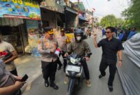 300 Bendera Merah Putih Dibagikan, Polsek Tambora Gaungkan Semangat Kemerdekaan