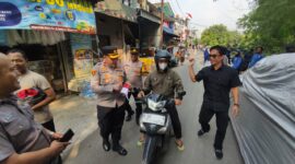 300 Bendera Merah Putih Dibagikan, Polsek Tambora Gaungkan Semangat Kemerdekaan