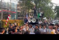 Gerakan Mahasiswa NTB–Jakarta Pemerhati Lingkungan kini angkat suara. Mereka menuntut audit lingkungan menyeluruh, transparansi CSR