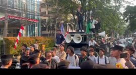 Gerakan Mahasiswa NTB–Jakarta Pemerhati Lingkungan kini angkat suara. Mereka menuntut audit lingkungan menyeluruh, transparansi CSR