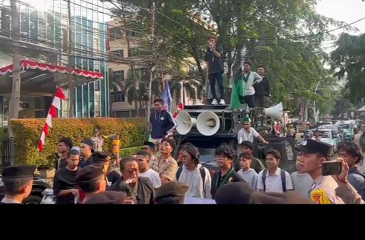 Gerakan Mahasiswa NTB–Jakarta Pemerhati Lingkungan kini angkat suara. Mereka menuntut audit lingkungan menyeluruh, transparansi CSR