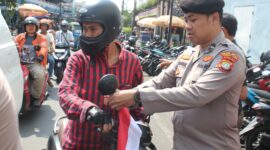 Polsek Metro Taman Sari Tebar Semangat Kemerdekaan Lewat 150 Bendera