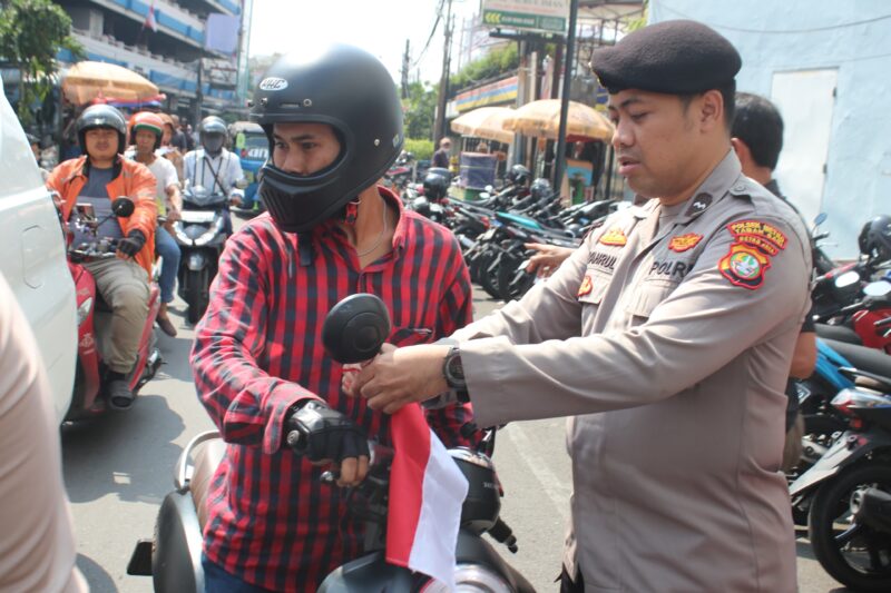 Polsek Metro Taman Sari Tebar Semangat Kemerdekaan Lewat 150 Bendera