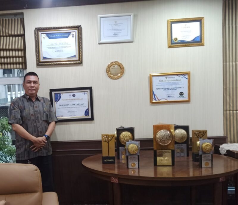 Foto Bersama Piala dan Sertifikat keberhasilan Wali Kota Jakarta Pusat Drs. Arifin M.AP di dalam Ruang Kerjanya.