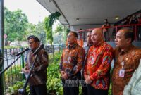 Wali Kota Administrasi Jakarta Pusat Arifin mendampingi Gubernur DKI Jakarta Pramono Anung Wibowo meninjau Skate Park di kolong Flyover Slipi