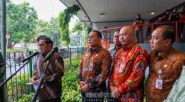 Wali Kota Administrasi Jakarta Pusat Arifin mendampingi Gubernur DKI Jakarta Pramono Anung Wibowo meninjau Skate Park di kolong Flyover Slipi