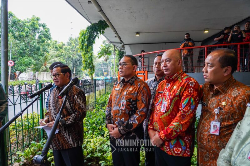 Wali Kota Administrasi Jakarta Pusat Arifin mendampingi Gubernur DKI Jakarta Pramono Anung Wibowo meninjau Skate Park di kolong Flyover Slipi