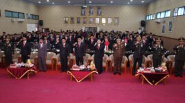 Forkopimda Kota Blitar Hadiri Pidato Kenegaraan dan Bagikan Bendera Merah Putih
