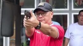 Ketua PWI Jaya Kesit B. Handoyo sedang membidik 