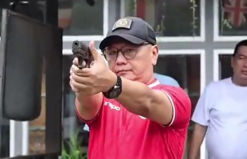 Ketua PWI Jaya Kesit B. Handoyo sedang membidik 