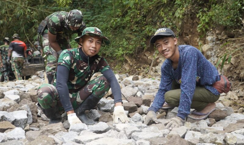 Gotong Royong TNI dan Masyarakat, Wujudkan Kemajuan di Desa Ngranget
