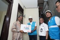 Penyalaan bantuan listrik gratis Light Up The Dream PLN untuk Ari Cahyono (57) (kiri) bersama General Manager PLN UID Jakarta Raya, Moch. Andy Adchaminoerdin (tengah),  Asisten Daerah (Asda) III Kota Tangerang, Wahyudi Iskandar, dan Manager PLN UP3 Bintaro, Hendar Prisnadianta di Kelurahan Pedurenan, Kecamatan Karang Tengah, Kota Tangerang, Rabu (20/8/25).