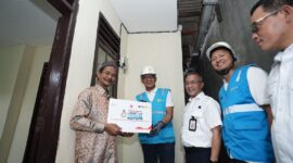 Penyalaan bantuan listrik gratis Light Up The Dream PLN untuk Ari Cahyono (57) (kiri) bersama General Manager PLN UID Jakarta Raya, Moch. Andy Adchaminoerdin (tengah),  Asisten Daerah (Asda) III Kota Tangerang, Wahyudi Iskandar, dan Manager PLN UP3 Bintaro, Hendar Prisnadianta di Kelurahan Pedurenan, Kecamatan Karang Tengah, Kota Tangerang, Rabu (20/8/25).