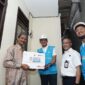 Penyalaan bantuan listrik gratis Light Up The Dream PLN untuk Ari Cahyono (57) (kiri) bersama General Manager PLN UID Jakarta Raya, Moch. Andy Adchaminoerdin (tengah),  Asisten Daerah (Asda) III Kota Tangerang, Wahyudi Iskandar, dan Manager PLN UP3 Bintaro, Hendar Prisnadianta di Kelurahan Pedurenan, Kecamatan Karang Tengah, Kota Tangerang, Rabu (20/8/25).