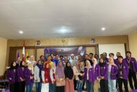 Mahasiswa Universitas Galuh Ciamis bersama aparatur Desa Jalatrang dan warga usai sosialisasi literasi hukum serta pengenalan aplikasi keuangan Siapik bagi pelaku UMKM, di Bale Desa Jalatrang, Kecamatan Cipaku, Kabupaten Ciamis,