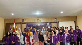 Mahasiswa Universitas Galuh Ciamis bersama aparatur Desa Jalatrang dan warga usai sosialisasi literasi hukum serta pengenalan aplikasi keuangan Siapik bagi pelaku UMKM, di Bale Desa Jalatrang, Kecamatan Cipaku, Kabupaten Ciamis,