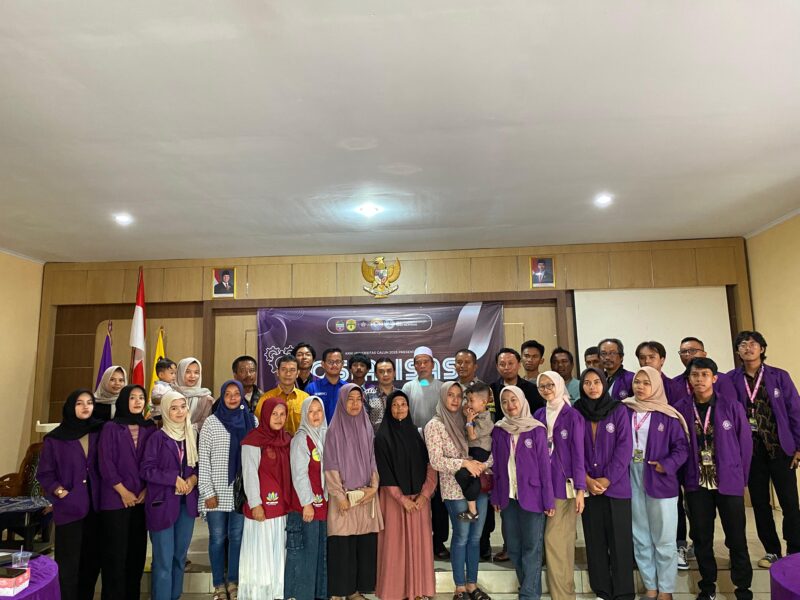 Mahasiswa Universitas Galuh Ciamis bersama aparatur Desa Jalatrang dan warga usai sosialisasi literasi hukum serta pengenalan aplikasi keuangan Siapik bagi pelaku UMKM, di Bale Desa Jalatrang, Kecamatan Cipaku, Kabupaten Ciamis,