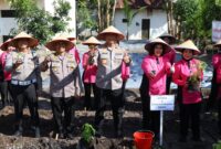 Kapolda Kalimantan Tengah Irjen Pol Iwan Kurniawan bersama Ketua Bhayangkari Kalteng Ny. Maya Iwan Kurniawan, didampingi pejabat utama Polda dan pengurus Bhayangkari, melakukan penanaman bibit sayuran di lahan Pekarangan Pangan Lestari (P2L) Mapolda Kalteng, Palangka Raya, Selasa (26/8/2025). Kegiatan ini merupakan wujud dukungan Polri terhadap program ketahanan pangan