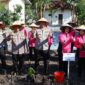 Kapolda Kalimantan Tengah Irjen Pol Iwan Kurniawan bersama Ketua Bhayangkari Kalteng Ny. Maya Iwan Kurniawan, didampingi pejabat utama Polda dan pengurus Bhayangkari, melakukan penanaman bibit sayuran di lahan Pekarangan Pangan Lestari (P2L) Mapolda Kalteng, Palangka Raya, Selasa (26/8/2025). Kegiatan ini merupakan wujud dukungan Polri terhadap program ketahanan pangan