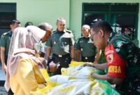 Danrem 081/DSJ Kolonel Arm Untoro Hariyanto meninjau langsung pelaksanaan Gerakan Pangan Murah (GPM) di Makoramil 0802/05 Kauman, Kabupaten Ponorogo