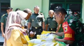 Danrem 081/DSJ Kolonel Arm Untoro Hariyanto meninjau langsung pelaksanaan Gerakan Pangan Murah (GPM) di Makoramil 0802/05 Kauman, Kabupaten Ponorogo