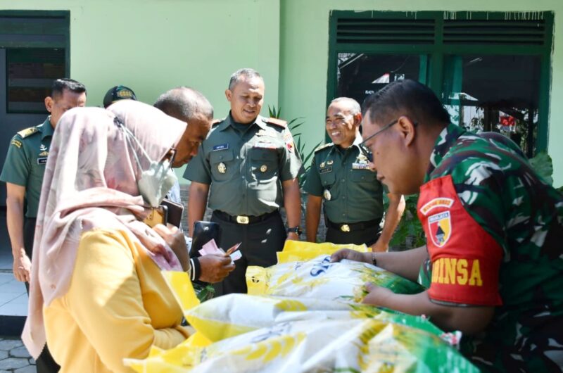 Danrem 081/DSJ Kolonel Arm Untoro Hariyanto meninjau langsung pelaksanaan Gerakan Pangan Murah (GPM) di Makoramil 0802/05 Kauman, Kabupaten Ponorogo